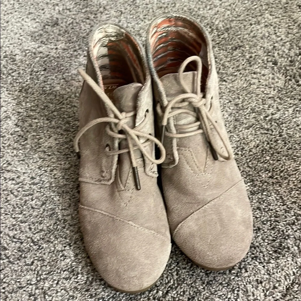 Toms Tan Wedge Shoes with Suede Finish - Picture 3 of 7
